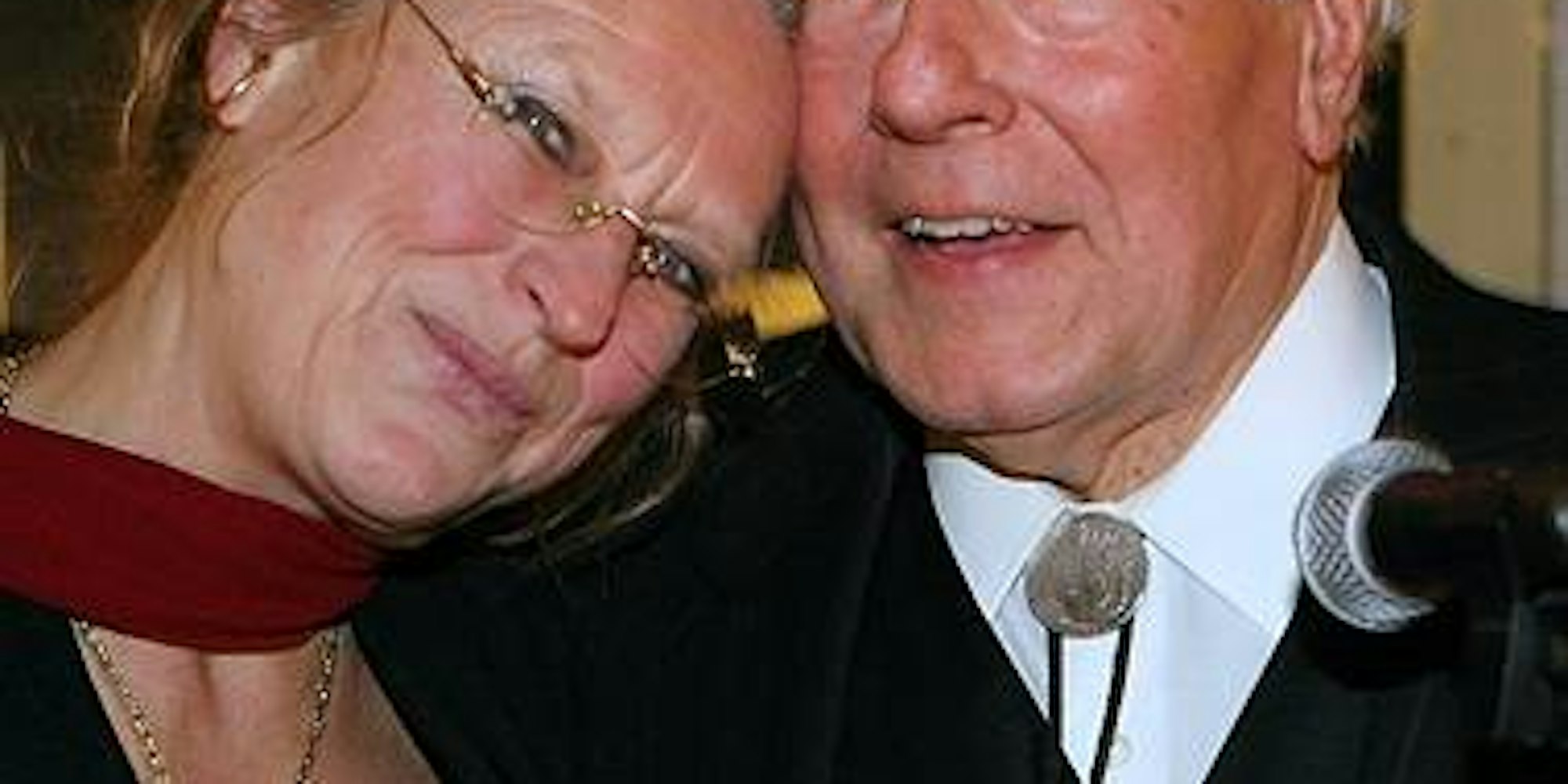 Juli 2007: Heimliche Hochzeit - Norbert Burger gab während seiner Geburtstagsfeier in der Bastei seine Hochzeit mit Claudia Hövel bekannt. (Bild: Express)