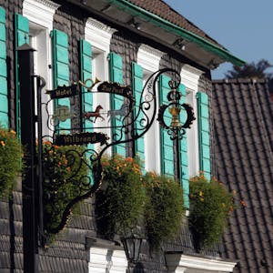 Ortskern Odenthal mit Hotel-Restaurant „Zur Post“ und der Pfarrkirche St. Pankratius, einer der ältesten Kirchen in der Region.