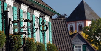 Ortskern Odenthal mit Hotel-Restaurant „Zur Post“ und der Pfarrkirche St. Pankratius, einer der ältesten Kirchen in der Region.