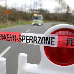 Feuerwehr-Sperrzone: Weiterhin gesperrt ist die Kreisstraße zwischen Bergisch Gladbach-Löhe und Overath-Immekeppel, weil dort weitere Bäume umzustürzen drohen.