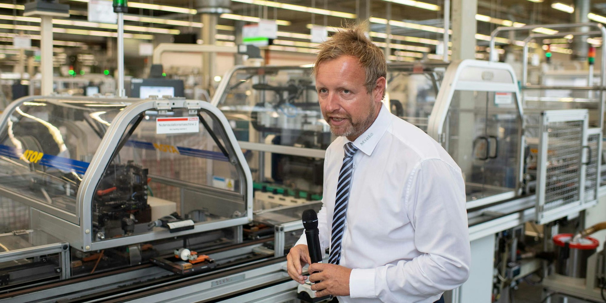 Erfreut sich jeden Tag aufs Neue an den technischen Möglichkeiten: Jürgen Zdunek ist der Leiter der Fertigungshalle, in der Produktionslinien von bis zu 40 Metern stehen.