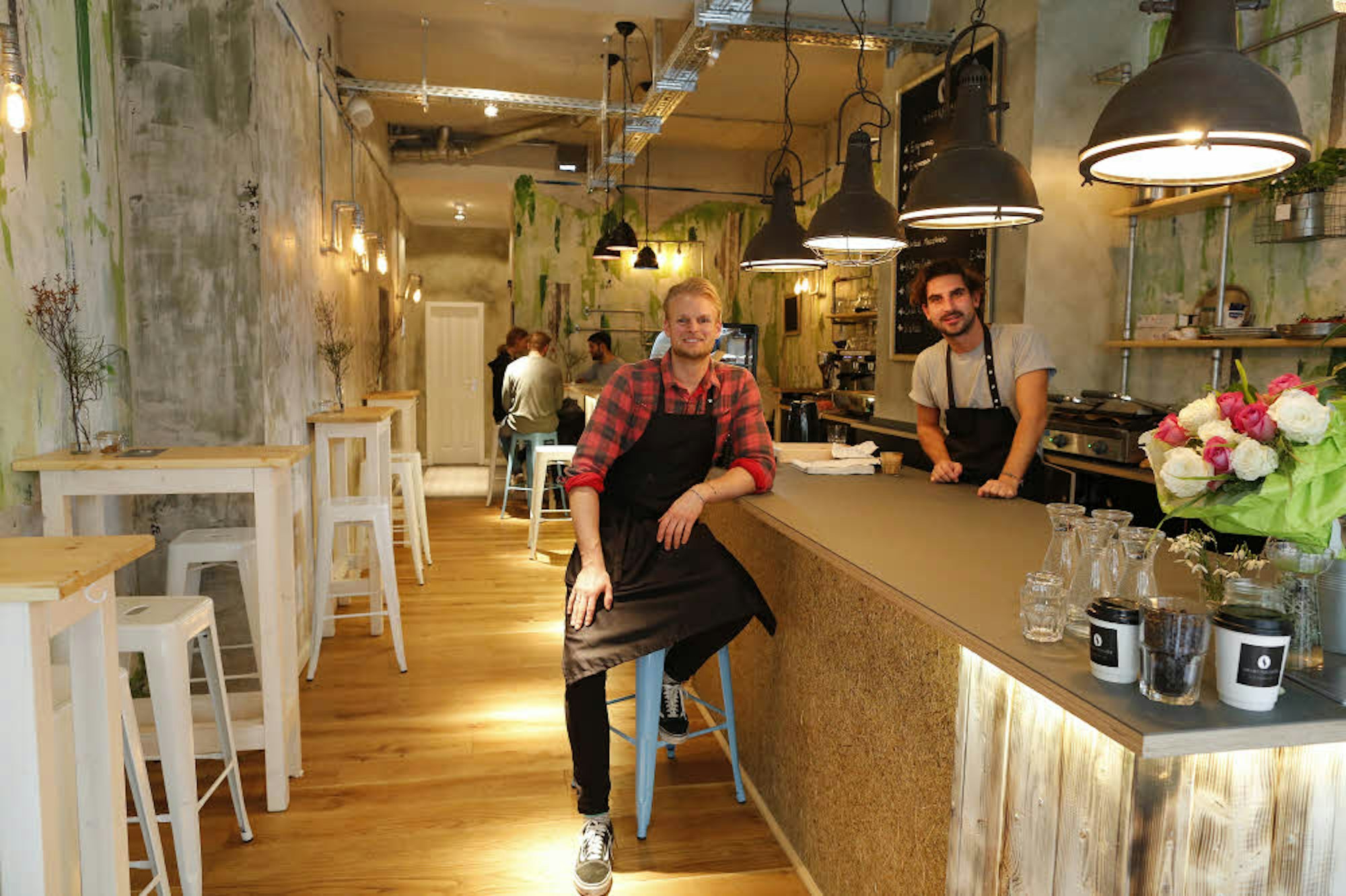 Inhaber Tim Stutzenstein (links) mit Mitarbeiter Pascal Peljord im Kaffeehaus Severinstraße.