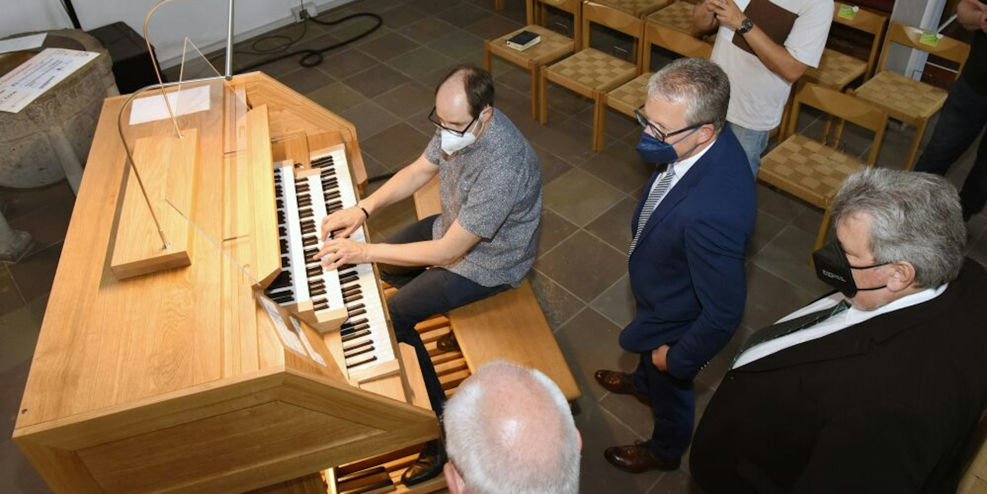 Kantor Michael Müller-Ebbinghaus testet die neue Orgel auch auf ihren Klang in der Kirche.