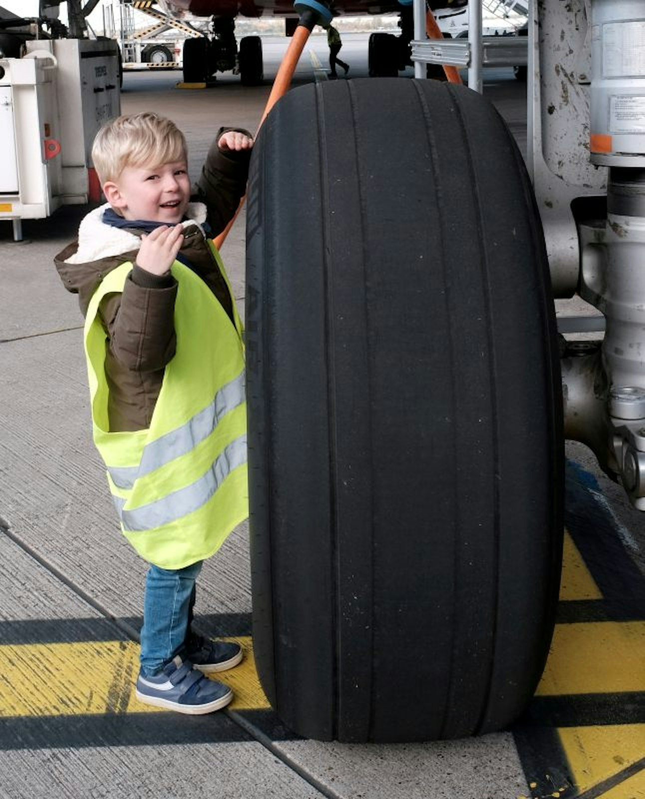 „Guckt mal alle, ich bin fast so groß wie der Airbus-Reifen!“
