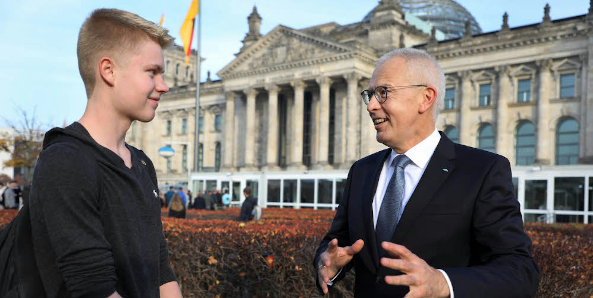 Eng getaktet: Zwischen zwei Sitzungen nimmt sich Abgeordneter Hermann-Josef Tebroke Zeit für Philipp Hanussek aus Vilkerath, der am Bundestagsbegegnungsprogramm teilnimmt.