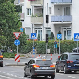 Der Kreisverkehr auf dem Rennbaumplatz soll 2022 neu gebaut werden. Eine Rechtsabbieger in Richtung Burscheid soll den Verkehrsfluss verbessern.