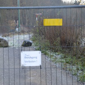 Durchgang verboten: Dieser Weg vom Rosenthal nach Urft ist gesperrt, seit die Brücke rund 200 Meter weiter abgerissen wurde.