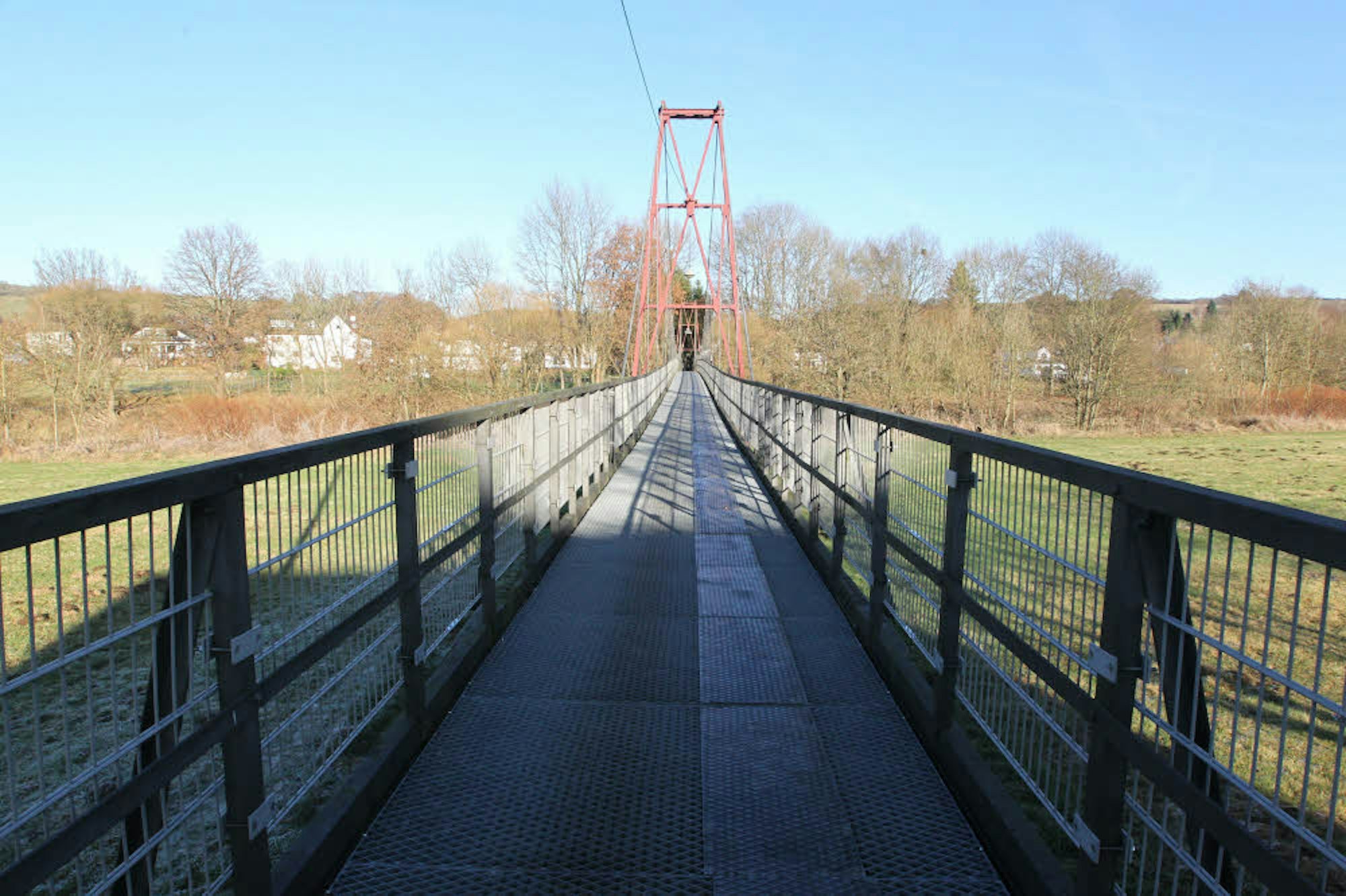 1946 wurde die von Metallseilen getragene Halfter Hängebrücke über die Sieg von Anwohnern errichtet. Doch welches Fortbewegungsmittel wurde ausgeschlachtet, damit die Sieg trockenen Fußes überquert werden konnte?