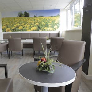 In der großzügigen Lounge auf der neuen Etage können die Patienten in moderner Atmosphäre Besuch empfangen.