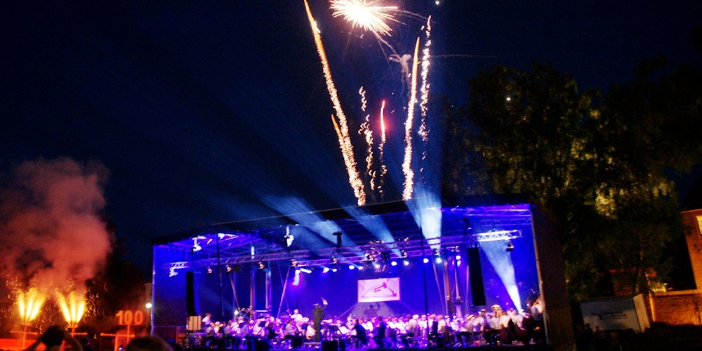 Mit einem Feuerwerk vor Burg Redinghoven wurde das 100-jährige Bestehen des Musikvereins Friesheim gefeiert.