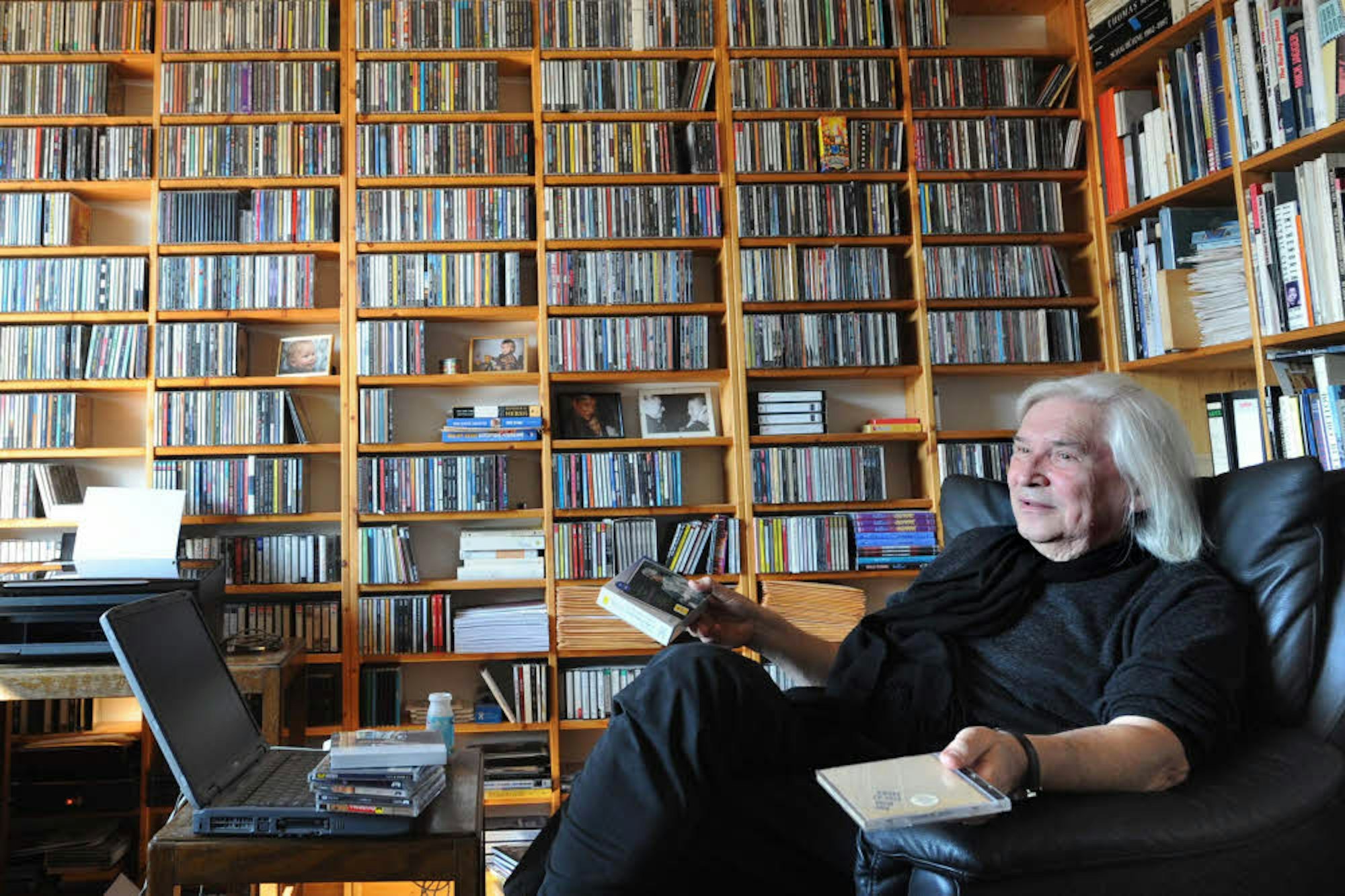 CDs, Schallplatten und Bücher bis unter die Decke: Peter Rüchel in seinem Wiesdorfer Arbeitszimmer.