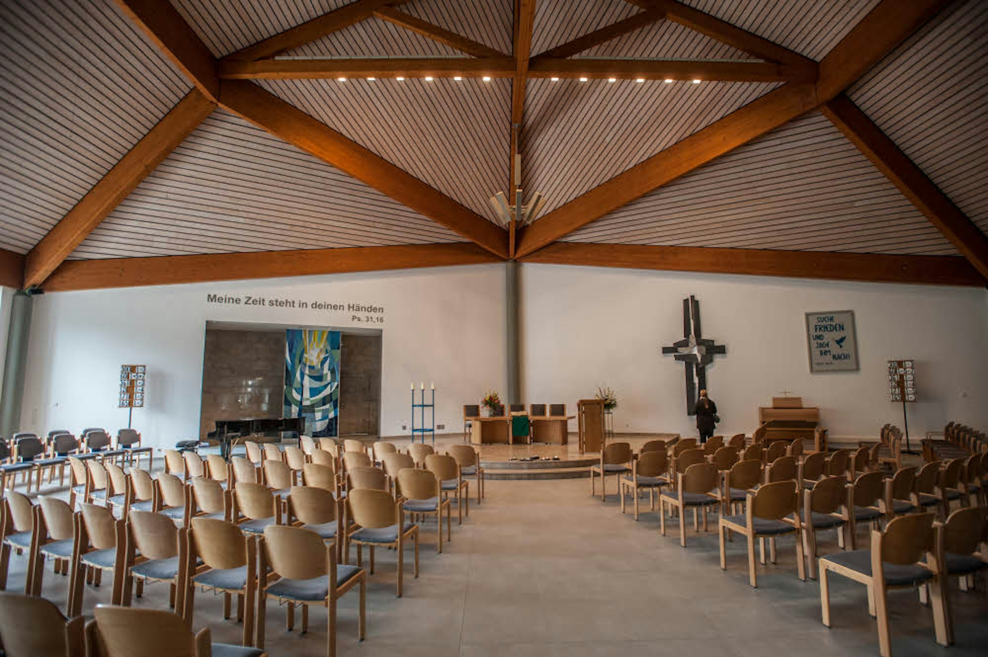 Wieder voll hergestellt ist der Kirchenraum im Zentrum des Dorfes. Orgel und Flügel mussten neu angeschafft werden.
