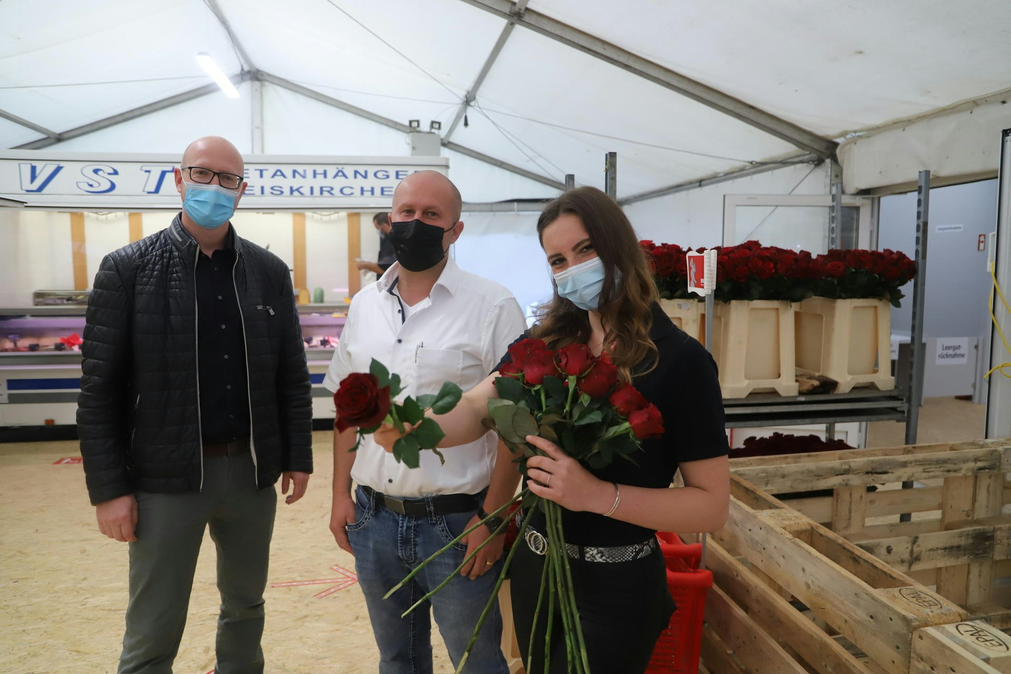 Mit einer Rose begrüßte Sandra Lange die Kunden, Michael Rieck (M.) und Ingo Pfennings freuten sich über die Eröffnung.