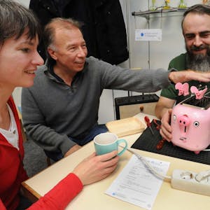 Ihren defekten Toaster im Schweinchen-Design lassen Andreas Gesing und Nathalie Lüke von Andreas Wegner (r.) untersuchen.