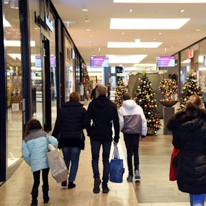 Unter den bekannten Einschränkungen begann am ersten Adventswochenende auch in der Kreisstadt das Weihnachtsgeschäft.