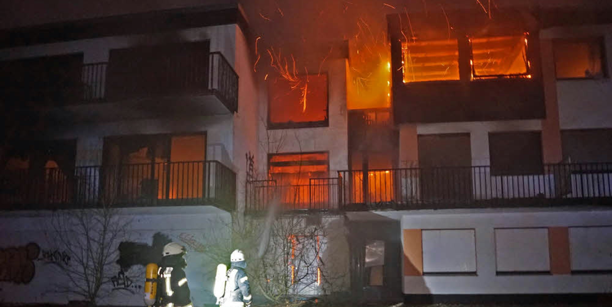 Mehr als 50 Feuerwehrleute waren beim Brand im Parkhotel im Schleidtal im Einsatz.