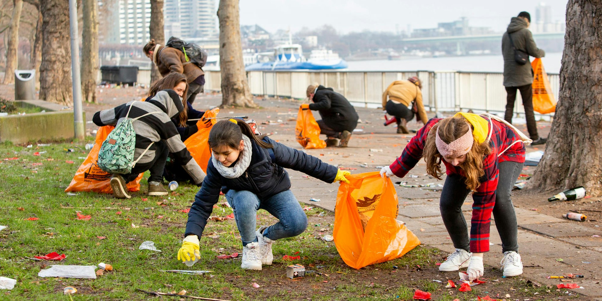 Müllsammelaktion der „Students for Future Köln“: 60 Menschen sammeln Silvestermüll ein.