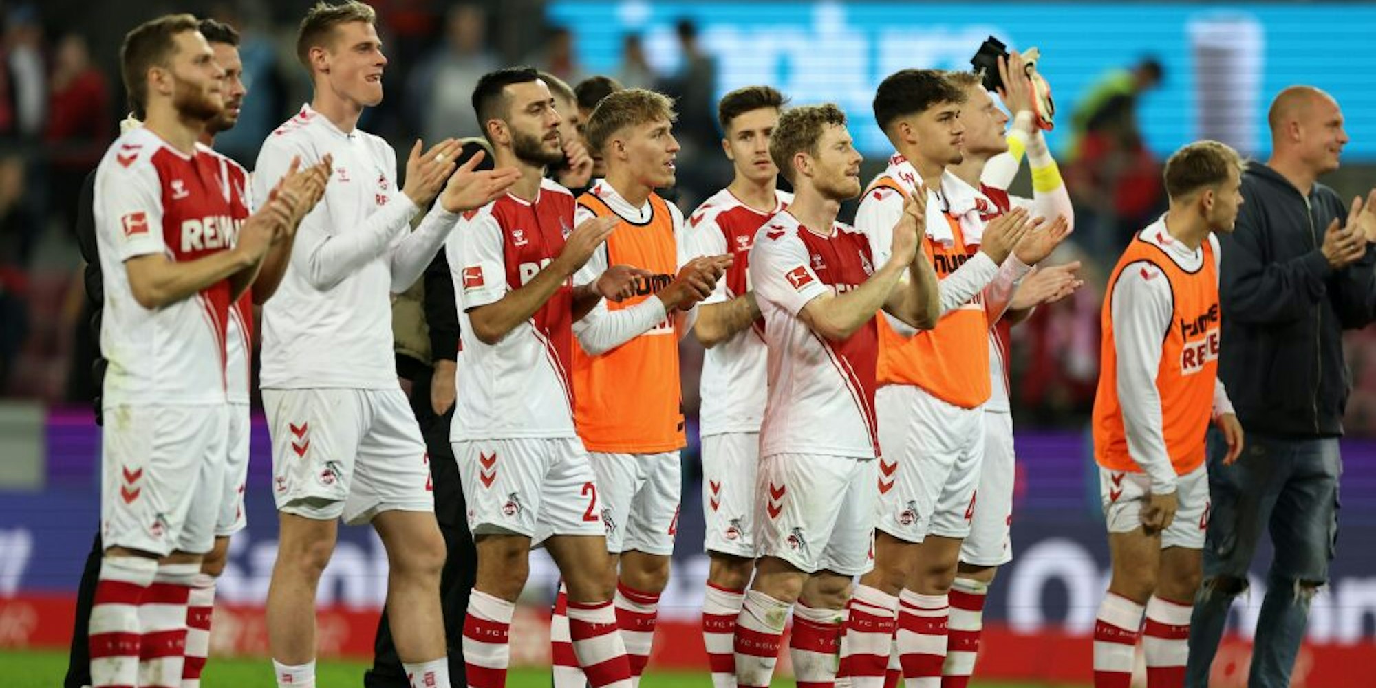 Eine verschworene Einheit: Die Mannschaft des 1. FC Köln steht auch in dieser Saison eng beisammen.