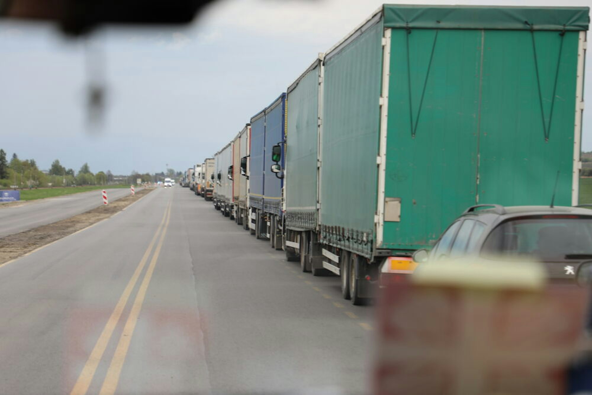 Mit Hilfe der Polizei darf der bergische Hilfskonvoi an den teils mehrere Tage in mehr als zehn Kilometer langer Schlange wartenden Fahrzeugen vorbei zur ukrainischen Grenze fahren.