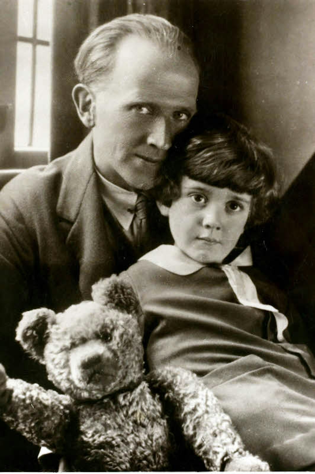 A.A. Milne (1882-1956) mit seinem Sohn Christopher Robin und dessen Stoffteddy