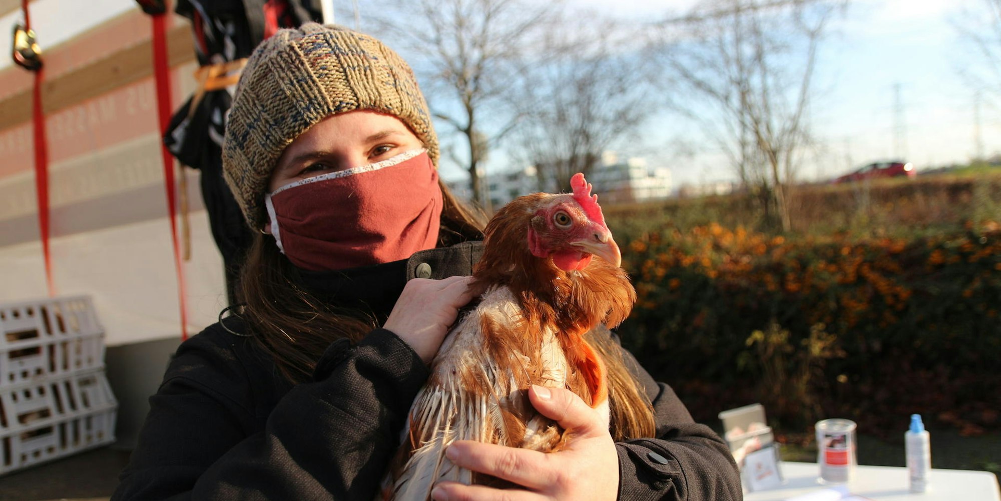 Martina Lang aus Hürth mit Anneliese – den Hühnerstall für die geretteten Hühner hat sie selbst gebaut.