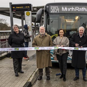 Zur Eröffnungsfahrt des neuen Schnellbusses von Overath nach Much schnitten Wegbereiter des Projekts ein Band durch.