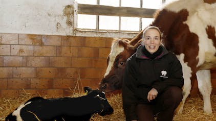 Die neue Zoo-Tierärztin Sandra Langer mit Kälbchen Annabelle und deren Mutter
