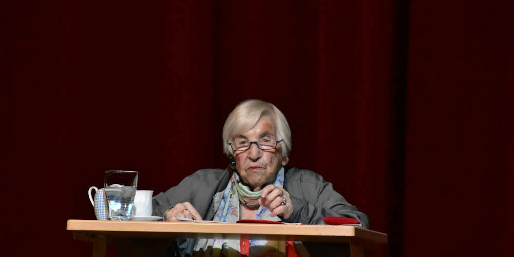 Auschwitz-Überlebende Esther Bejarano hinterließ im Gymnasium Alleestraße einen bleibenden Eindruck bei den Schülern.
