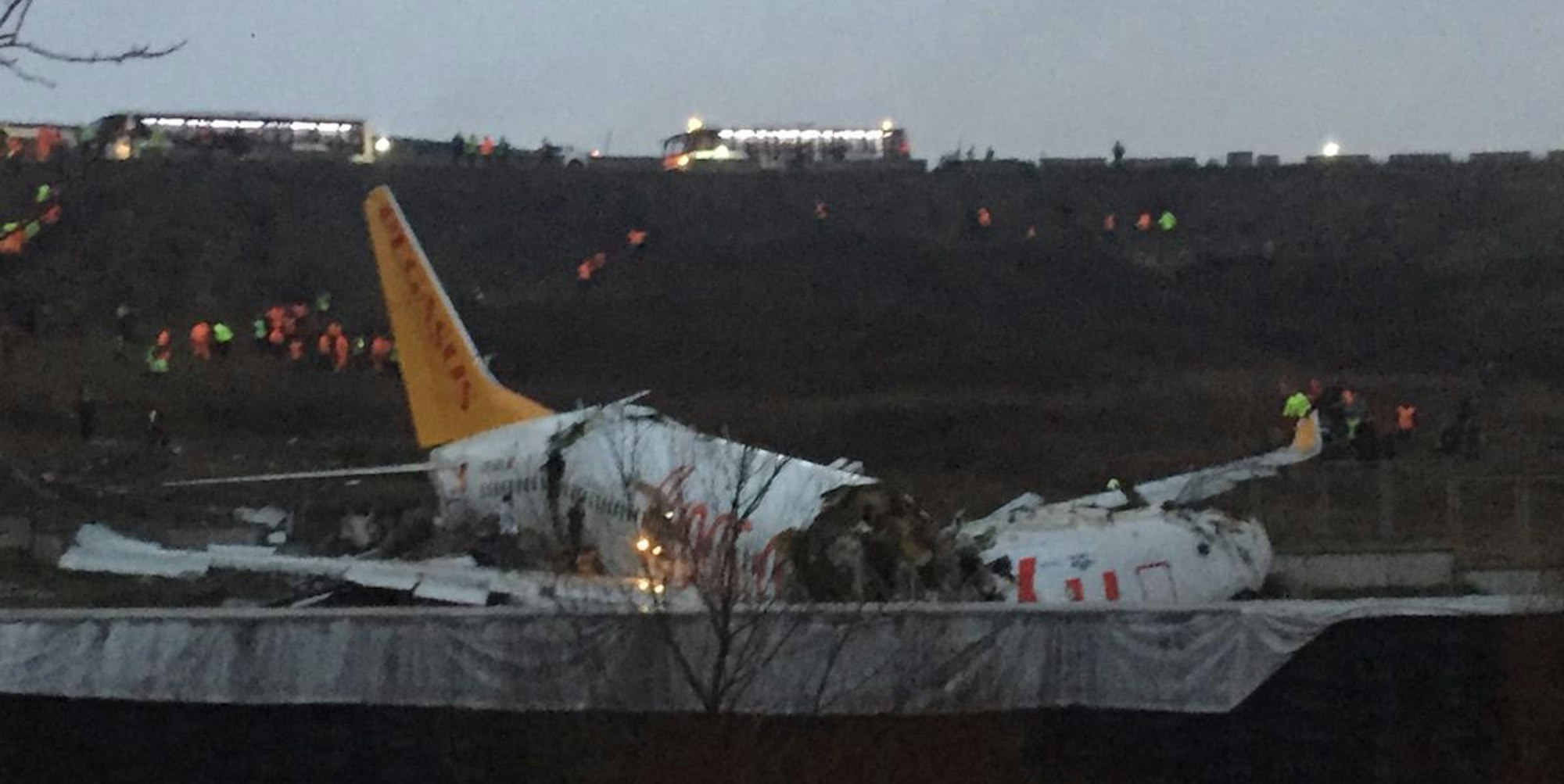 Flugzeug Istanbul auseinandergebrochen