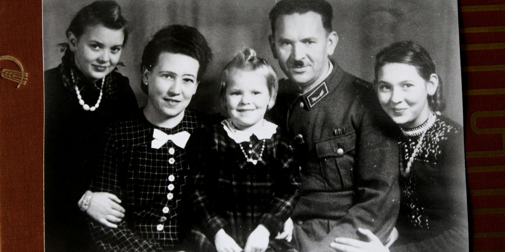 Helga Hoffmann (Mitte) mit , Mutter, Vater und ihren Schwestern während des Kriegs 1944