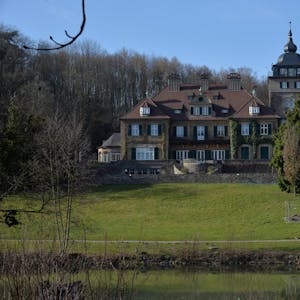 Schloss Lerbach 2015 nach dem Auszug der Althoff-Gruppe (oben) und 2021.