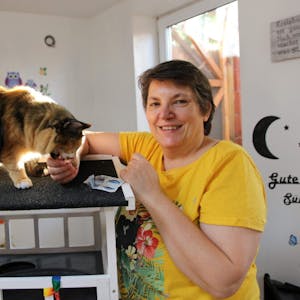 Katzenliebhaberin Carmen Hoffmann – hier mit Wirbelwind Mila – hat vor vier Jahren ihr Hobby zum Beruf gemacht.
