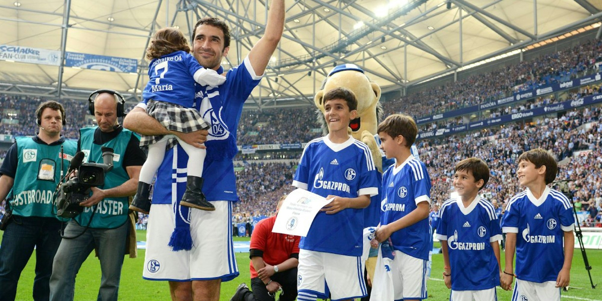 Super-Star Raúl bei seinem Abschied auf Schalke mit Tochter Maria auf dem Arm und seinen vier Söhnen Jorge, Hugo, Hector und Mateo.