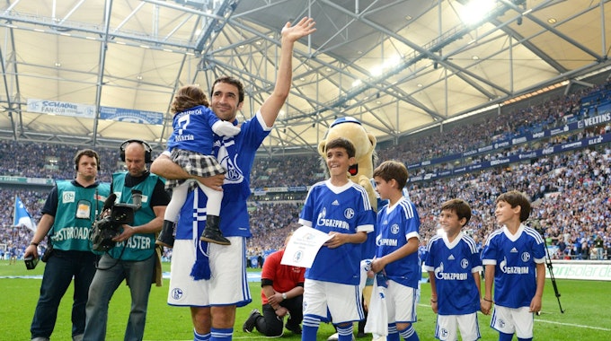 Super-Star Raúl bei seinem Abschied auf Schalke mit Tochter Maria auf dem Arm und seinen vier Söhnen Jorge, Hugo, Hector und Mateo.