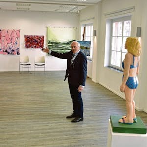 Zeigt stolz die Werke der Kursteilnehmer und Künstler in der Werkschau der Kunstakademie: Frank Günter Zehnder.
