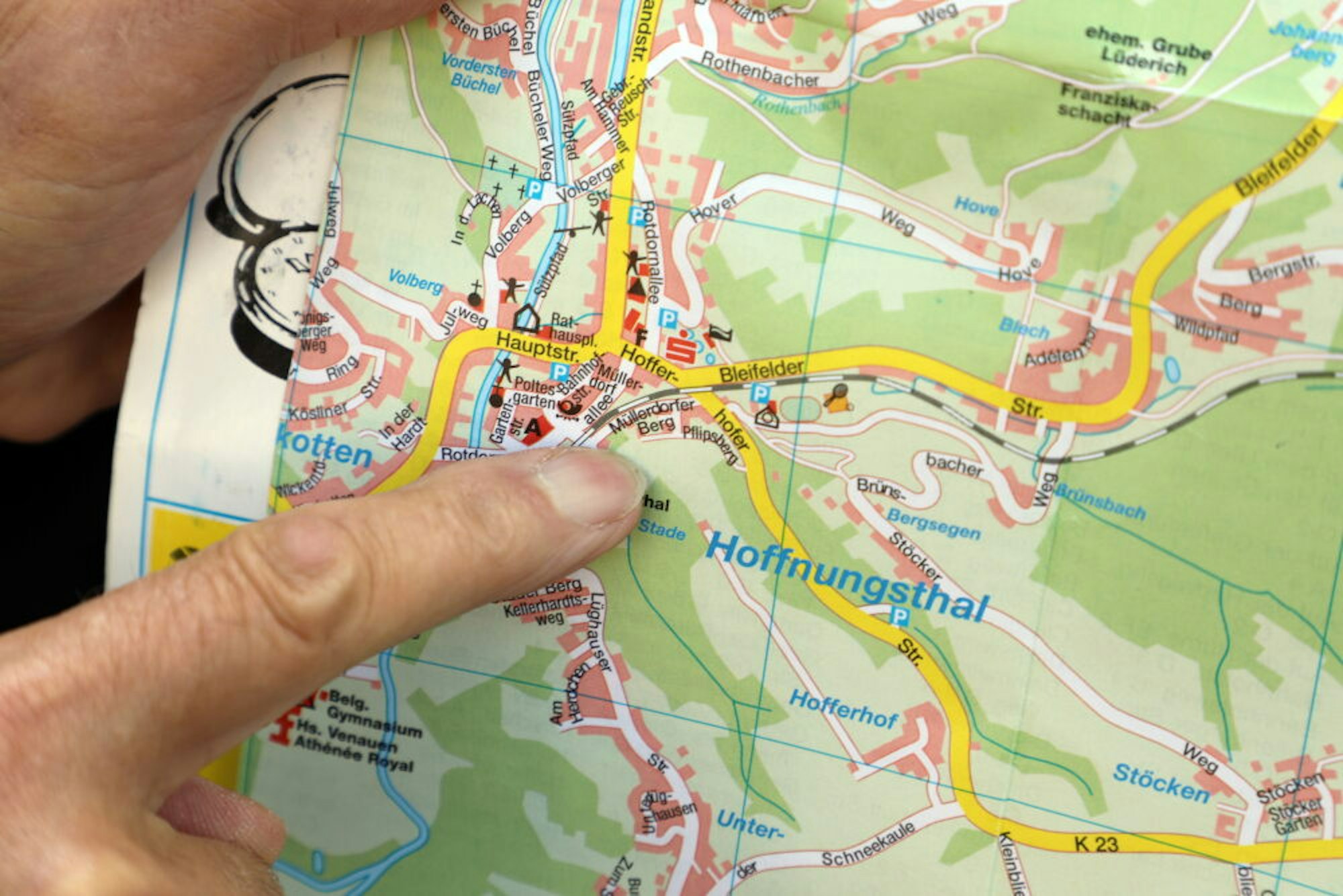 In vielen Ortsplänen und digitalen Navigationsprogrammen ist die Straße Müllerdorfer Berg falsch als Durchgangsstraße eingezeichnet.