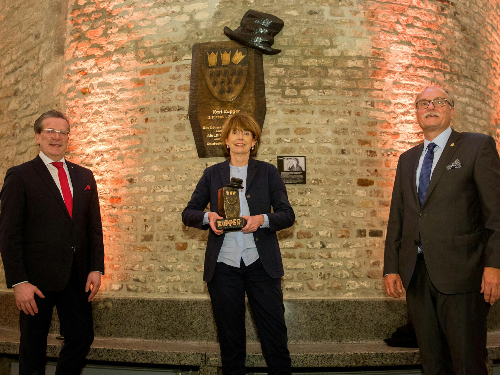 Oberbürgermeisterin Henriette Reker enthüllt die Gedenkplakette im Gürzenich-Foyer. Mit dabei waren auch Christoph Kuckelkorn (l.) und Bernhard Conin.