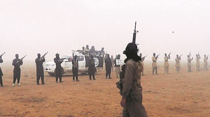 Das undatierte Foto zeigt mehrere Kämpfer der Terrormiliz Islamischer Staat.&nbsp;