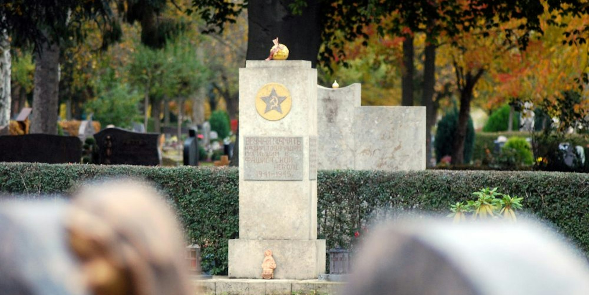 Die Stele der Grabstätte für Kriegsgefangene und Zwangsarbeiter aus der UdSSR schmückt ein Sowjetstern.