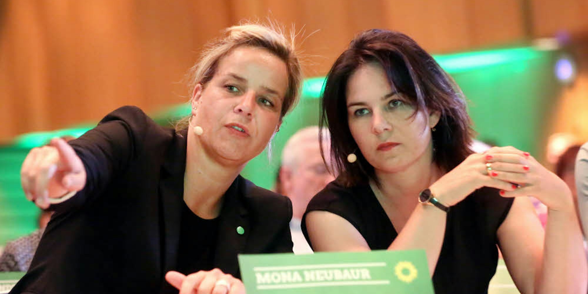 Da geht’s lang: Mona Neubaur (l.), NRW-Chefin der Grünen, mit der Bundesvorsitzenden Annalena Baerbock auf dem Parteitag in Neuss