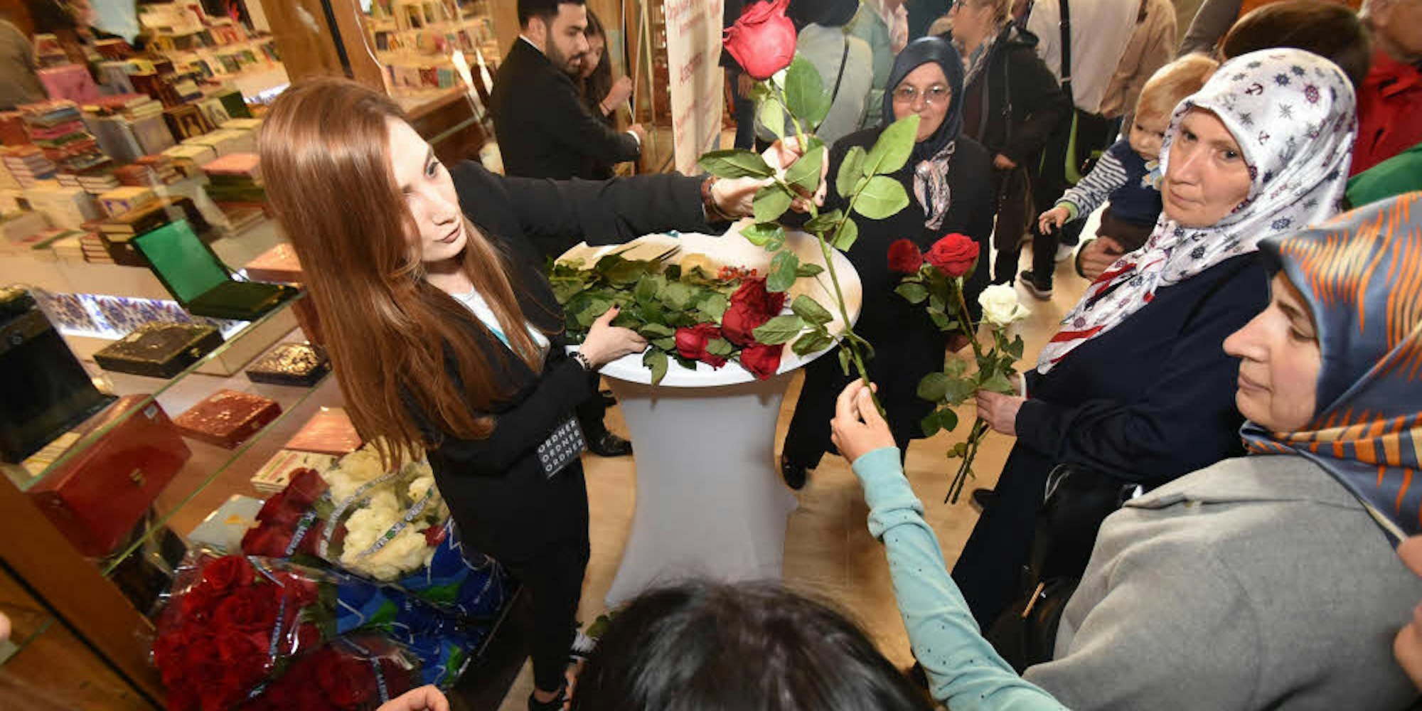 Blumen zur Begrüßung gab es bei der Eröffnung der neuen Einkaufspassage in der Zentralmoschee an der Venloer Straße.