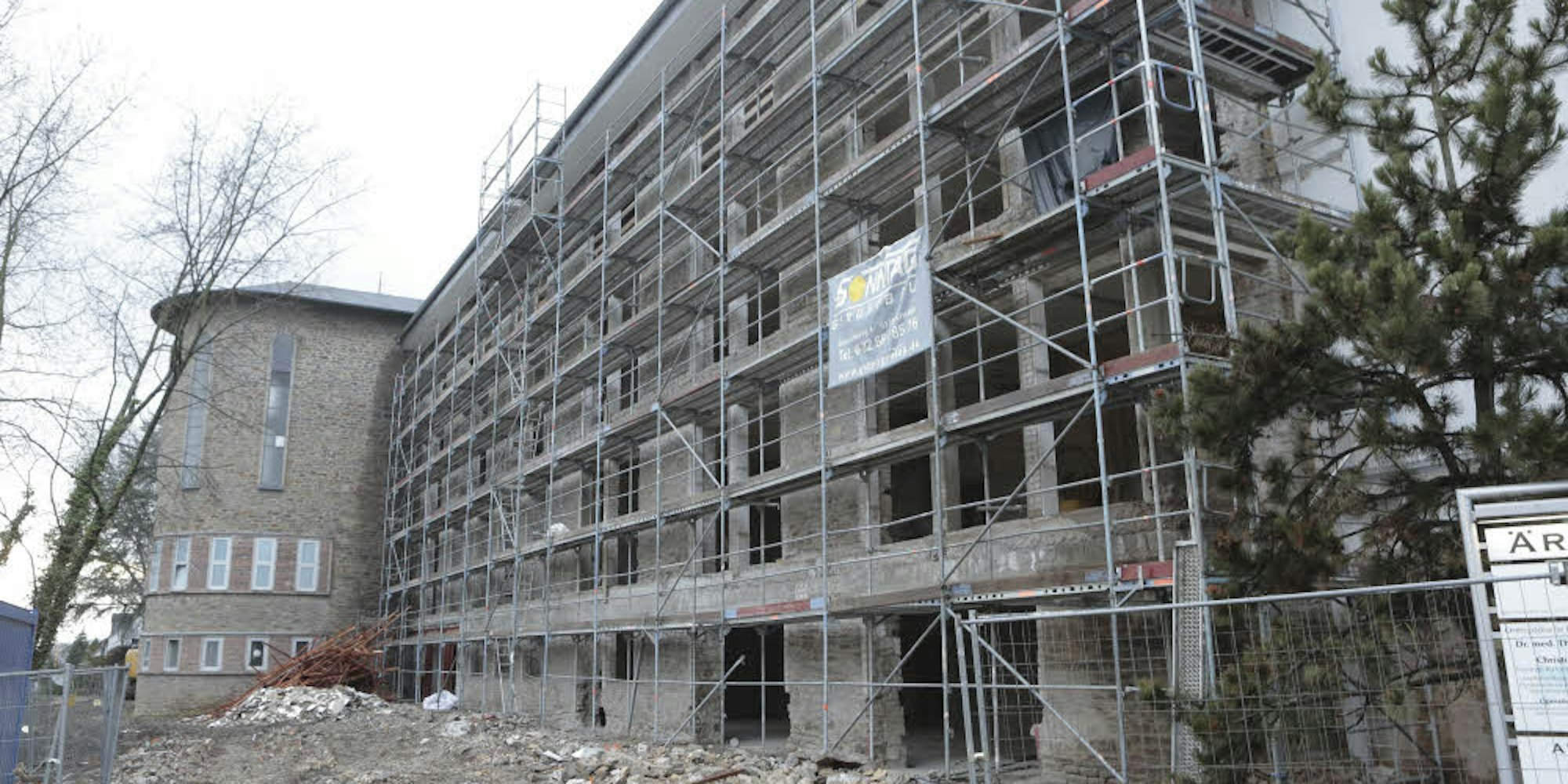 Das Bettenhaus des ehemaligen Herz-Jesu-Krankenhauses wird entkernt.