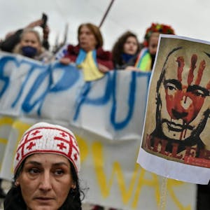 Ein Putin-Plakat auf einer Demonstration.  