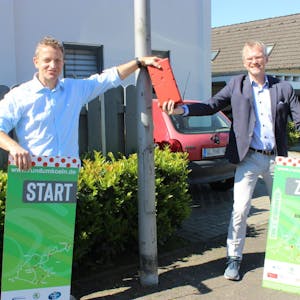 Organisator Markus Frisch (l.) und Bürgermeister Frank Stein mit Messgerät an der Kontrollstelle im Stadtteil Sand.