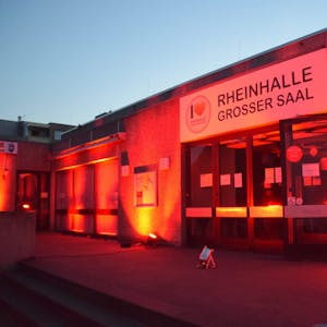 Alarmstufe Rot: Beim Bundesweiten Aktionstag der Veranstaltungsbranche im Juni war die Rheinhalle in rotes Licht getaucht.