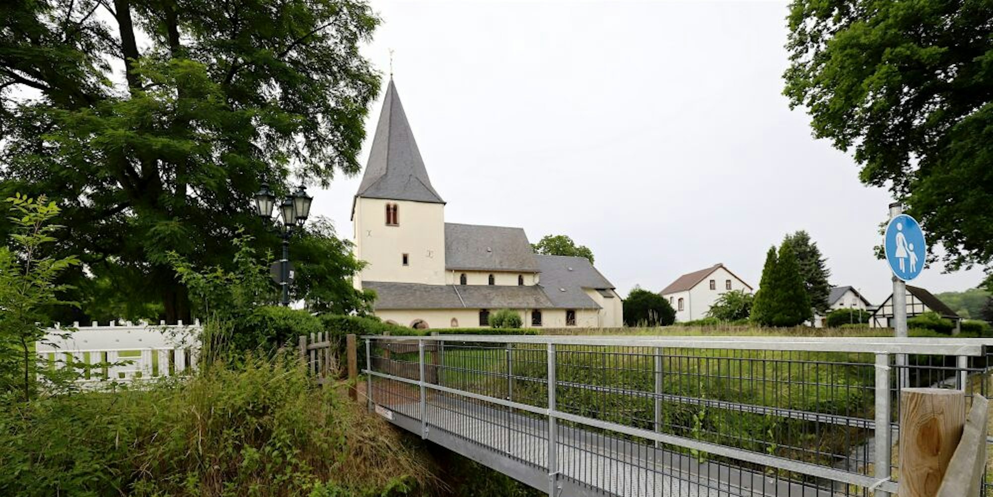 Die Behelfsbrücke an der Kirche in Vlatten soll auch weiterhin von den Fußgängern benutzt werden können.