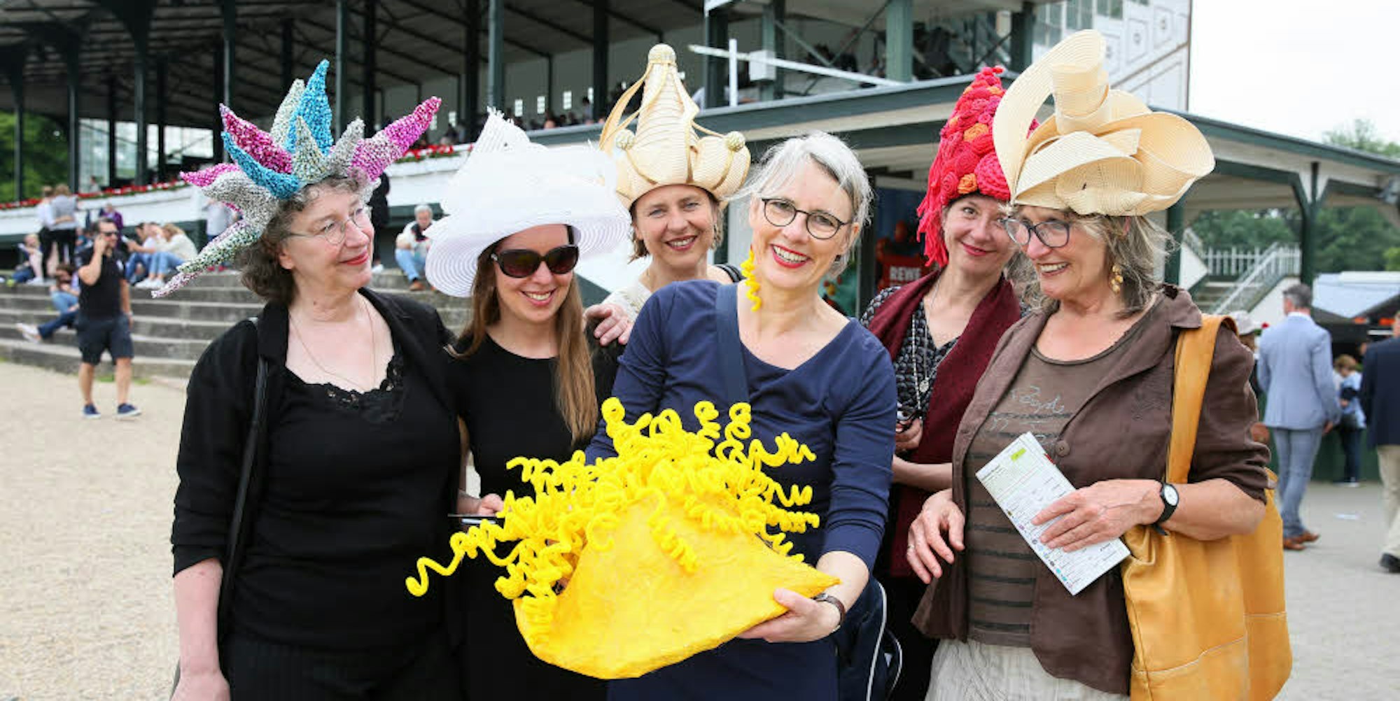 Designerin Susanne Prochaska (mit gelbem Hut) hatte ihre Freundinnen ebenfalls ausgestattet