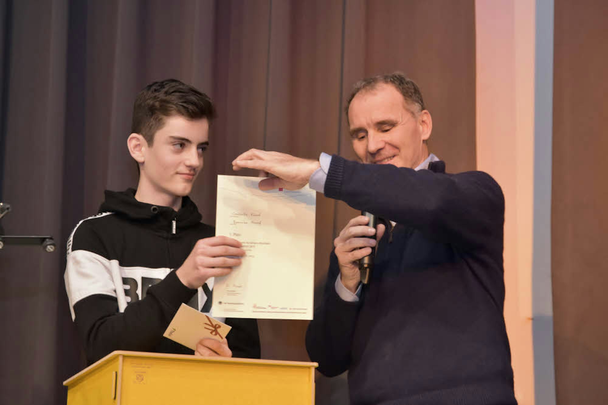 Als Sieger in Altersgruppe I erhielt Constantin Künzel (l.) aus Hennef die Urkunde vom Regionalkoordinator Knut Bender.