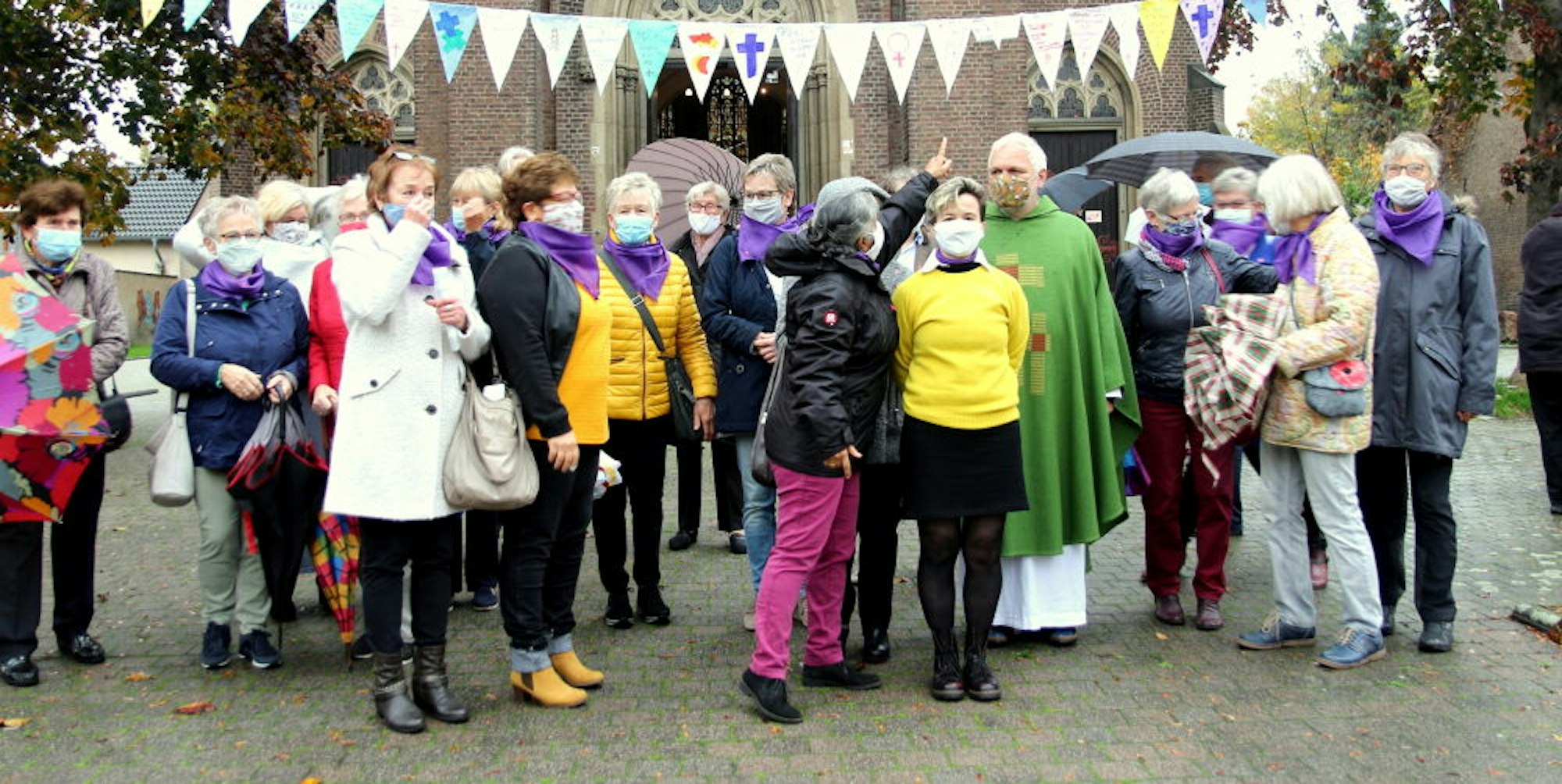 Pfarrer Christoph Hittmeyer unterstützte die Aktion der Kfd-Frauen und segnete die Wimpel mit Weihwasser.