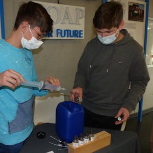 Feste und flüssige Seifen, aber auch Deo und Desinfektionsmittel bietet die Schülerfirma „Soaps for Future“ der Gesamtschule an.